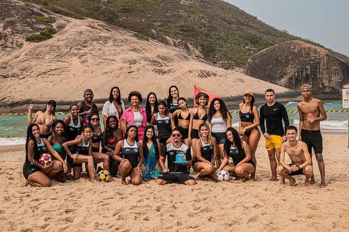 Grupo da Altinha com Samurai reunido na Praia do Pontal depois de uma atividade