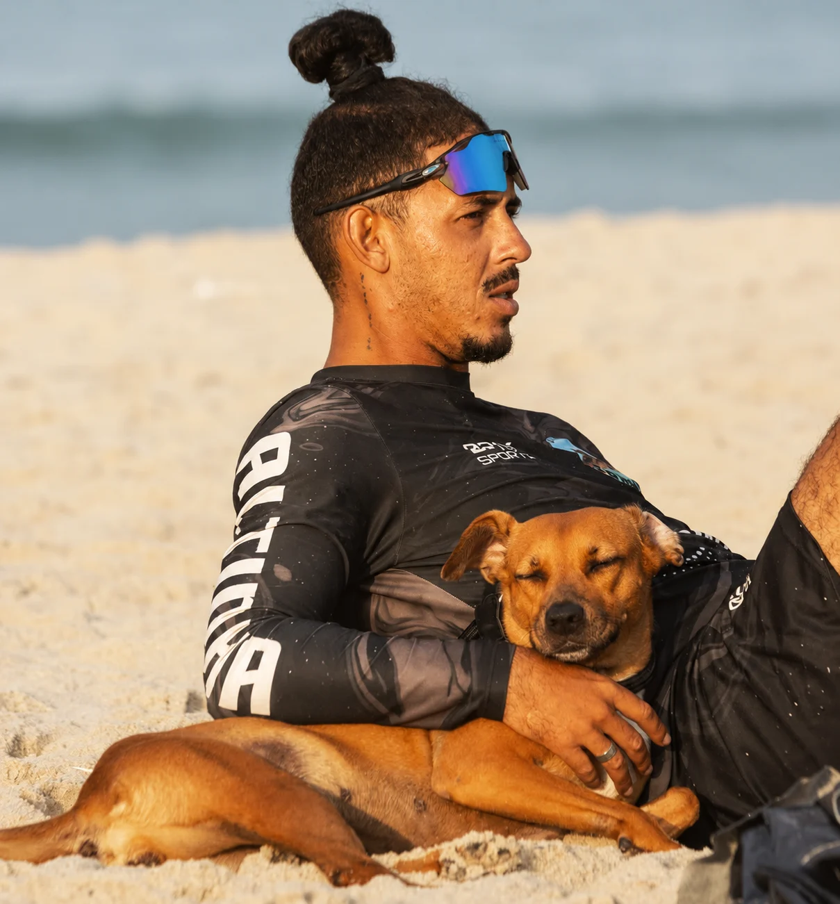 Wallace Samurai Costa na praia com um cachorro